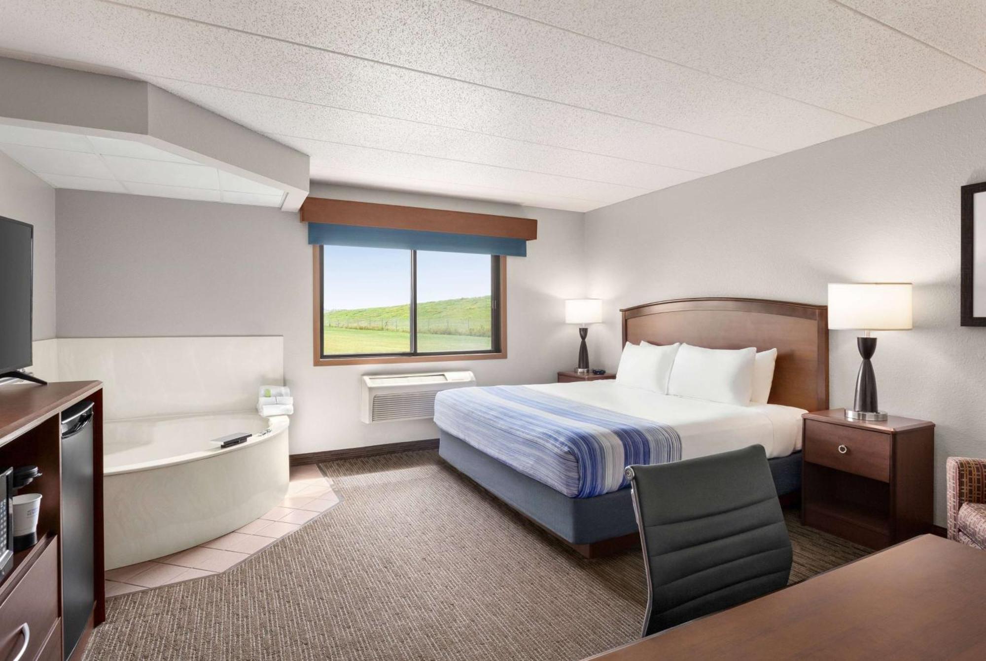 Americinn By Wyndham Fergus Falls Conference Center Экстерьер фото