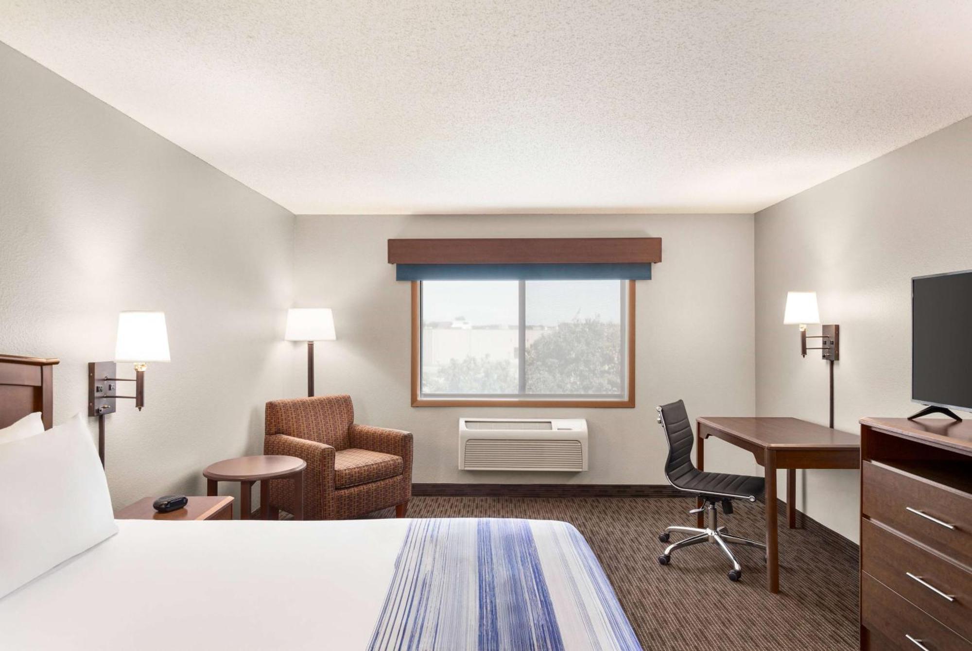 Americinn By Wyndham Fergus Falls Conference Center Экстерьер фото