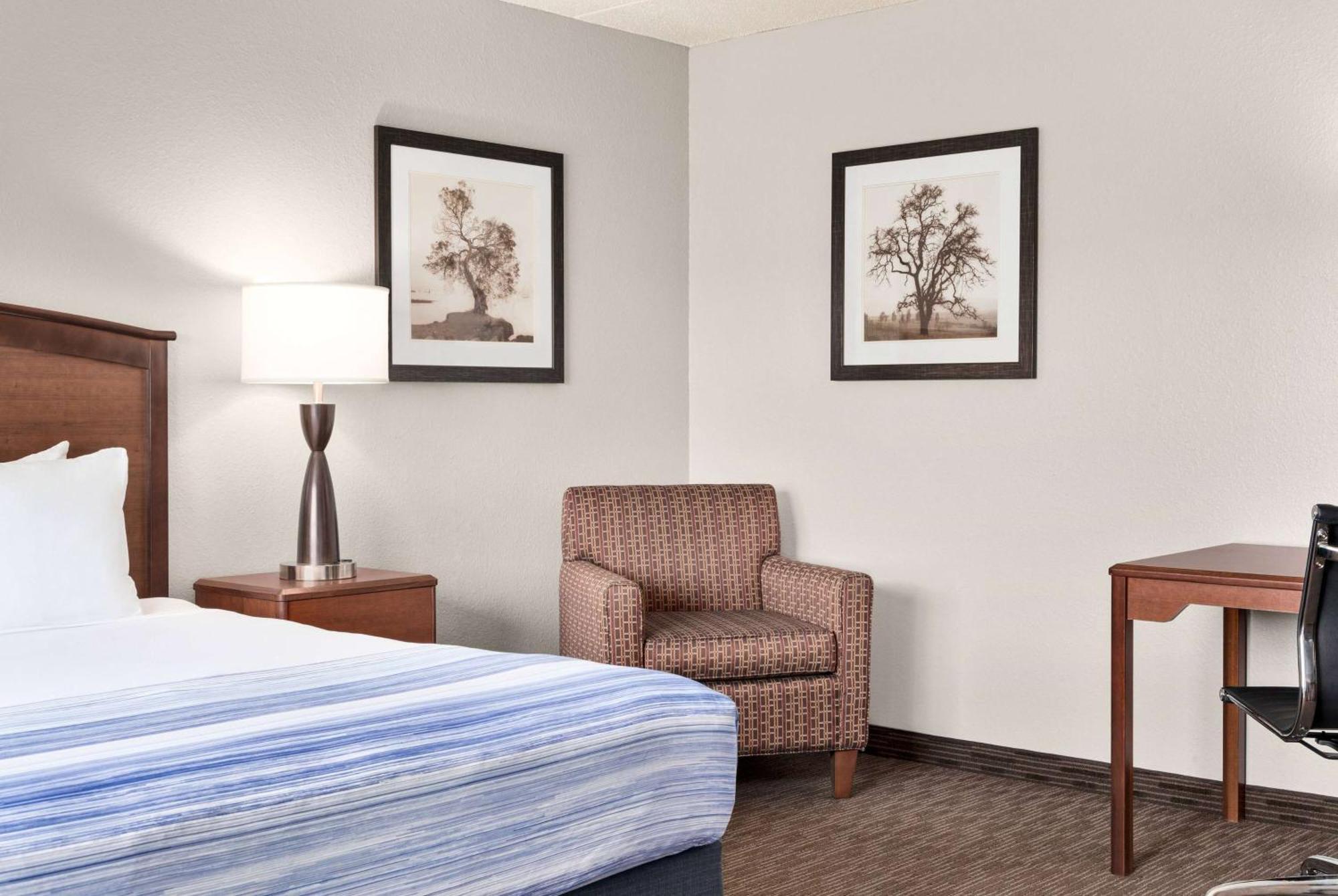 Americinn By Wyndham Fergus Falls Conference Center Экстерьер фото