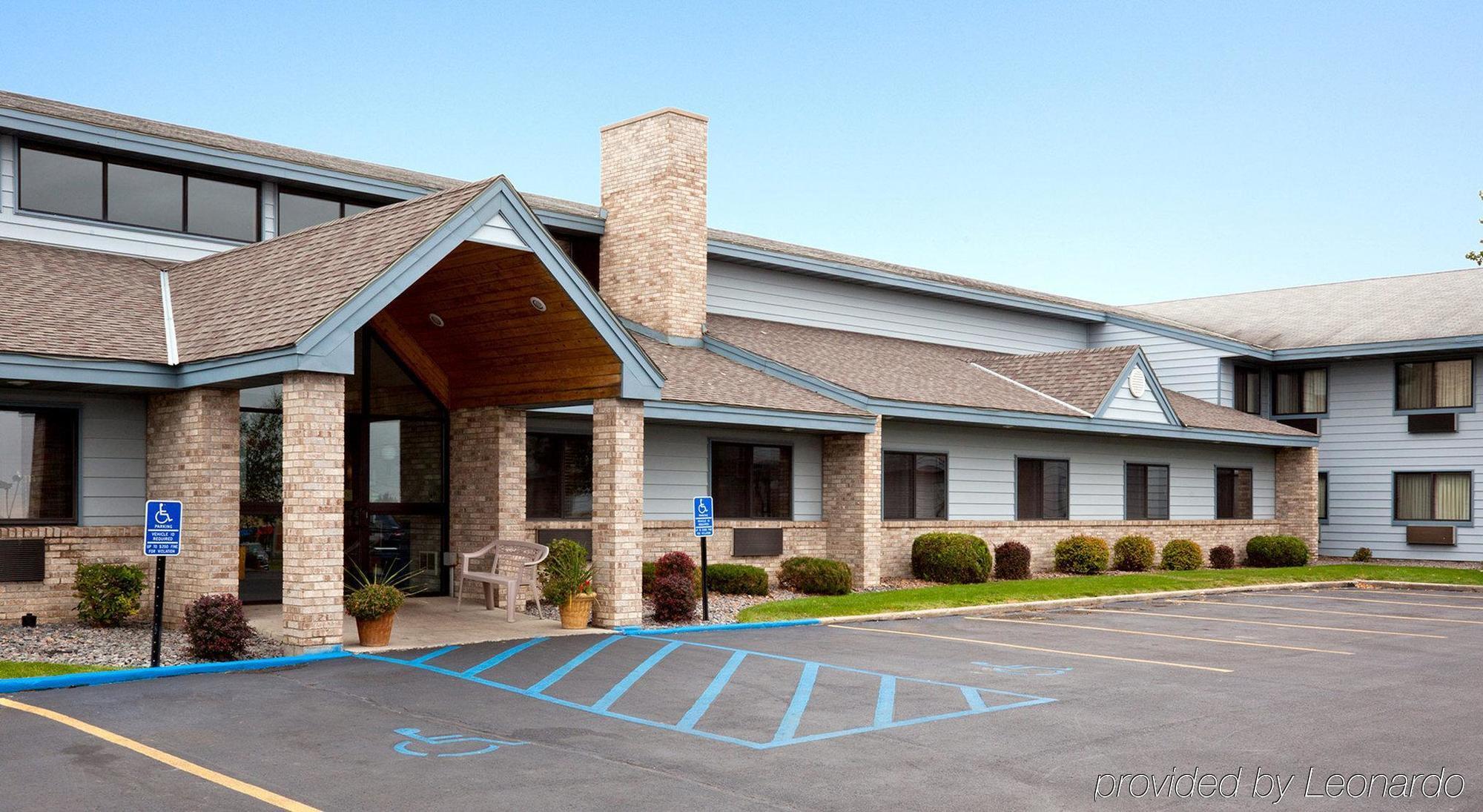 Americinn By Wyndham Fergus Falls Conference Center Экстерьер фото